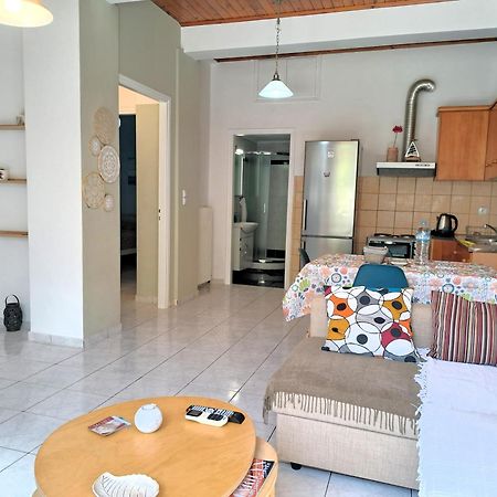 Family Stone Apartment Kyparissia Bagian luar foto