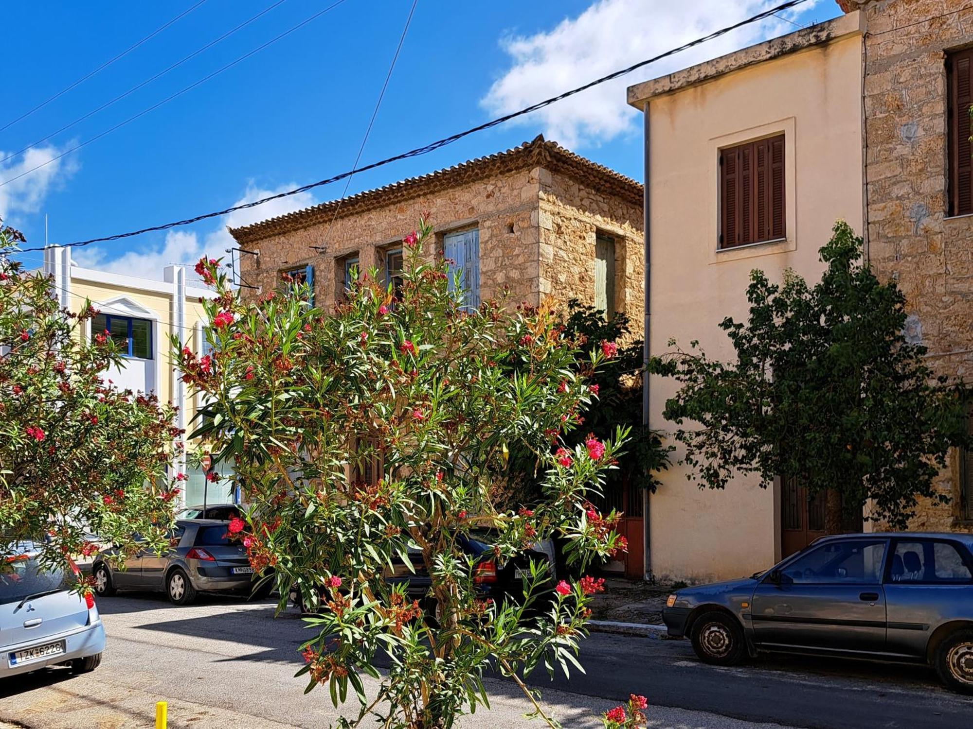 Family Stone Apartment Kyparissia Bagian luar foto
